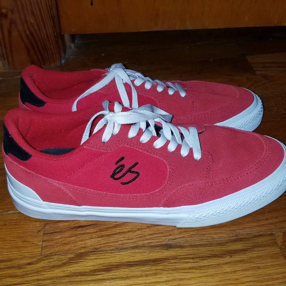 Mens size 8.5 ES Caspian skate shoes.
